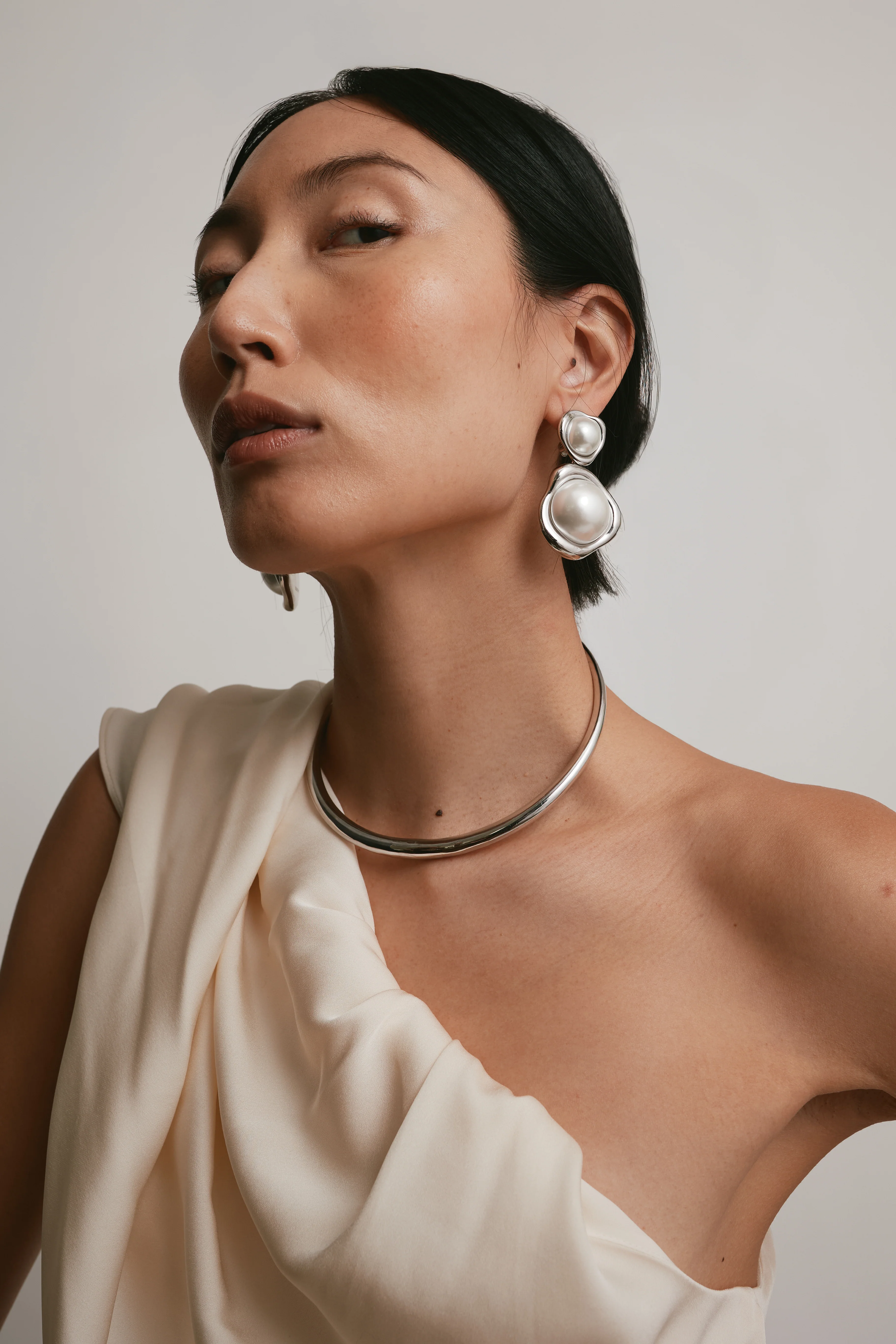 Sloane Pearl Drop Clip On Earrings - Image 3