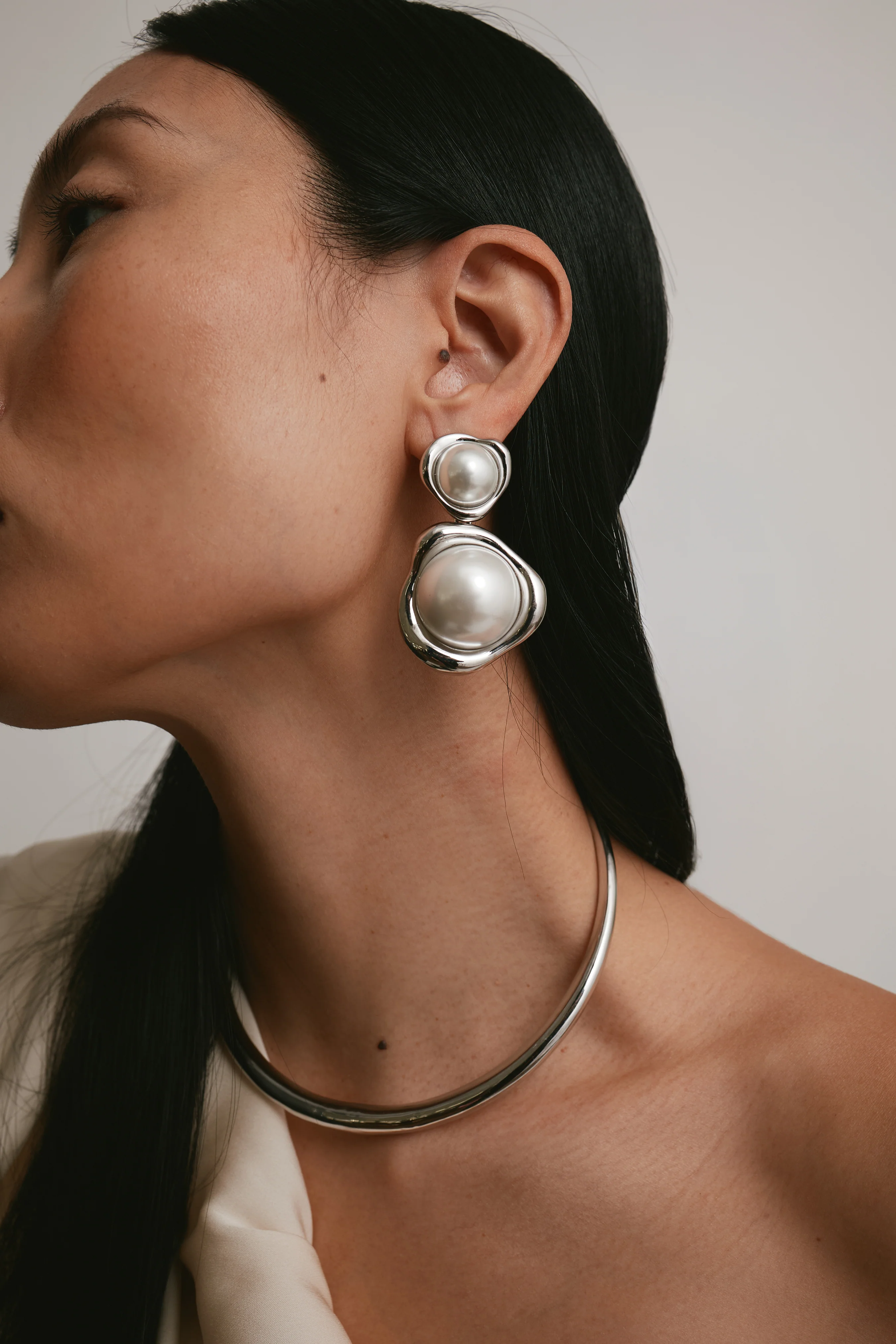 Sloane Pearl Drop Clip On Earrings - Image 4