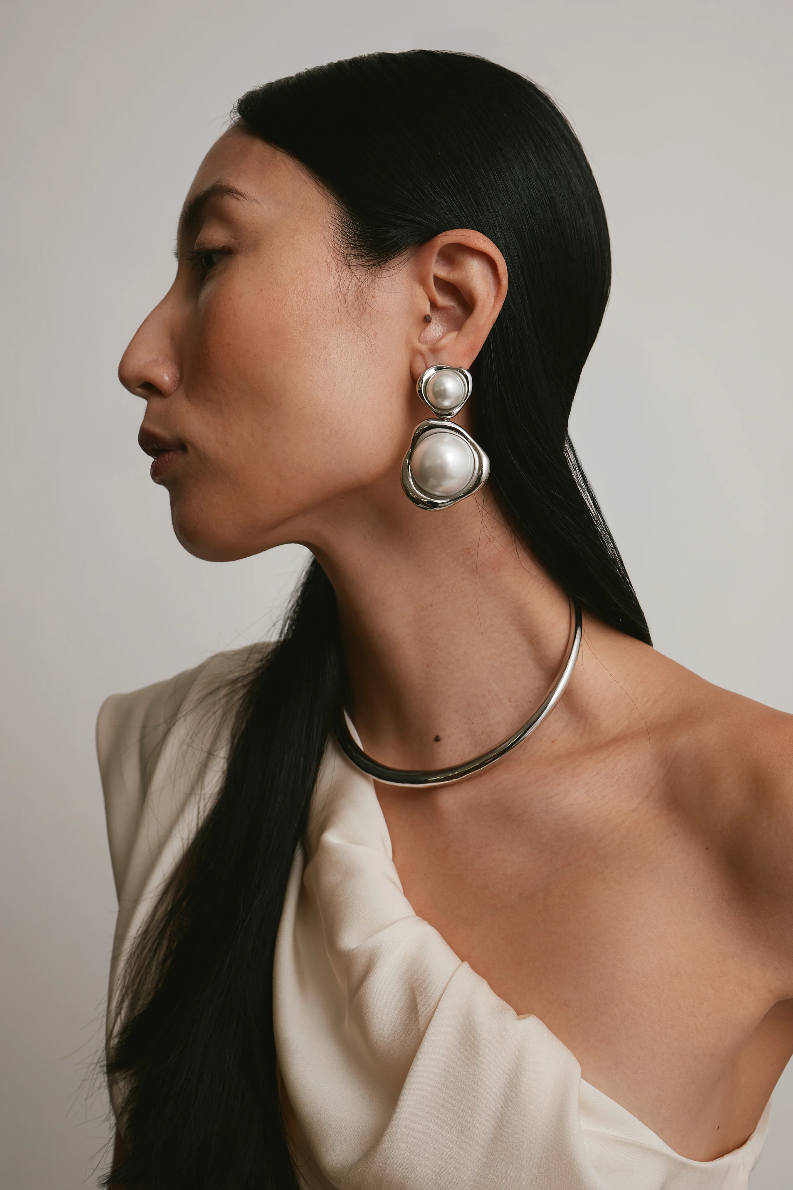 Sloane Pearl Drop Clip On Earrings - Image 5